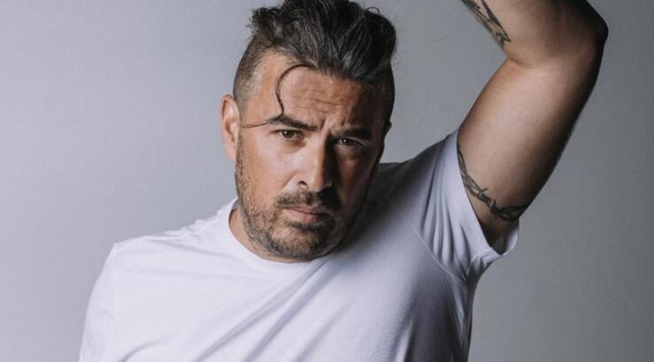 Γιάννης Αϊβάζης: Φωτογραφήθηκε στο μπάνιο του νέου του σπιτιού δείχνοντάς μας τους κοιλιακούς του [εικόνα]