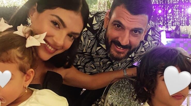 Άντρεα Κυριάκου - Γιώργος Μερκής: Στόλισαν μαζί με τα παιδιά τους το χριστουγεννιάτικο δέντρο στο σπίτι τους [βίντεο]