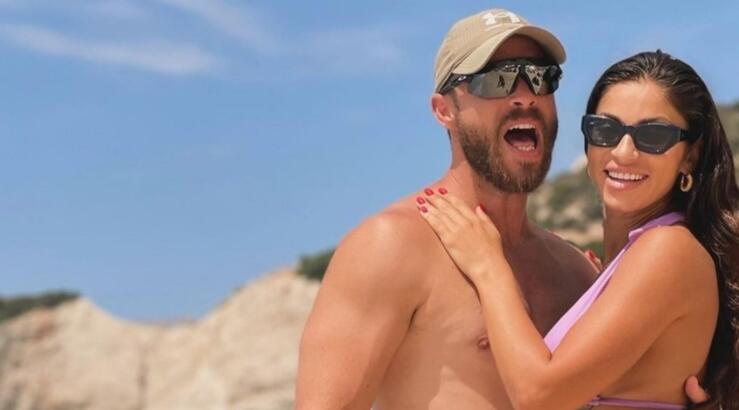 Νάταλι Κάτερ: "Τσάκωσε" τον Στέφανο Μιχαήλ να χορεύει μέσα στη θάλασσα [βίντεο]