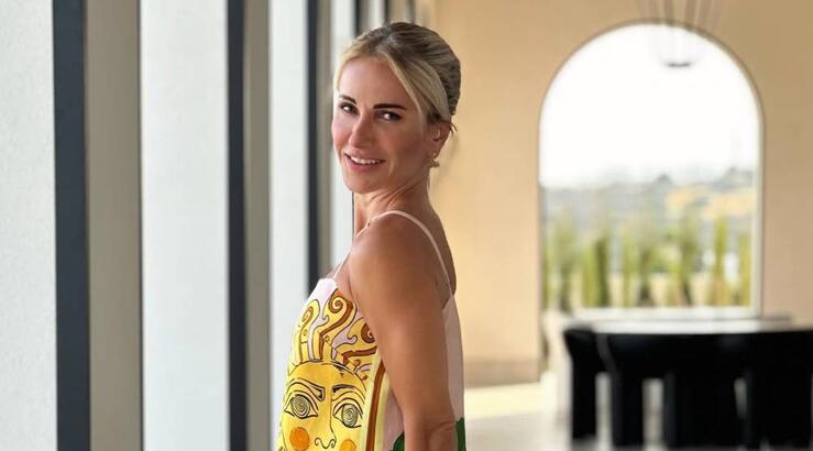 Έμιλυ Γιολίτη: Με το ιδανικό φόρεμα για να είσαι η πιο καλοντυμένη σε ένα καλοκαιρινό party