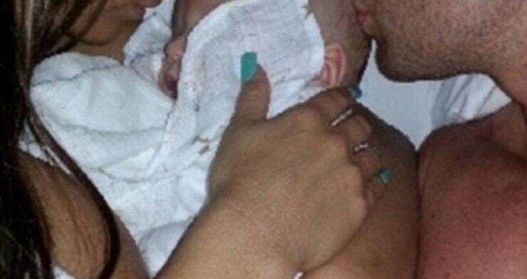 Την απάτησε, τον συγχώρεσε και τώρα ποζάρουν αγκαλιά με τη νεογέννητη κορούλα τους