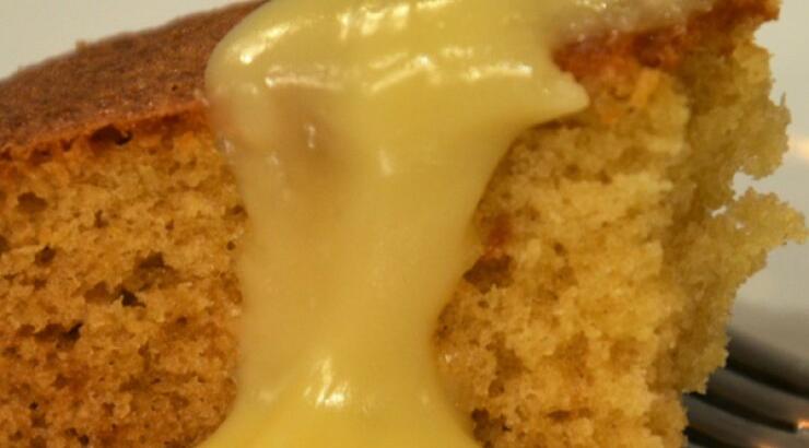 Πεντανόστιμη πουτίγκα με μαρμελάδα βερίκοκο