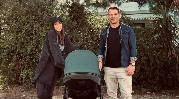 Γιώργος Αγγελόπουλος: Τον «τσακώσαμε» να ταΐζει την κόρη του μέσα στο φουσκωτό του στη θάλασσα