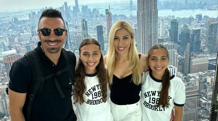 Στέλλα Χαραλαμπίδη: Γιόρτασε τα γενέθλιά της στην παραλία με τον σύζυγο της και τις δίδυμες κόρες τους 