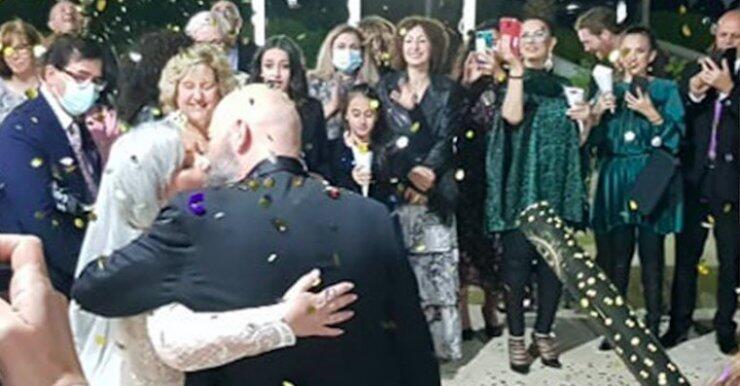 Συγκινημένη η πρώην Κύπρια παρουσιάστρια ανέβηκε τα σκαλιά της εκκλησίας! [εικόνες]