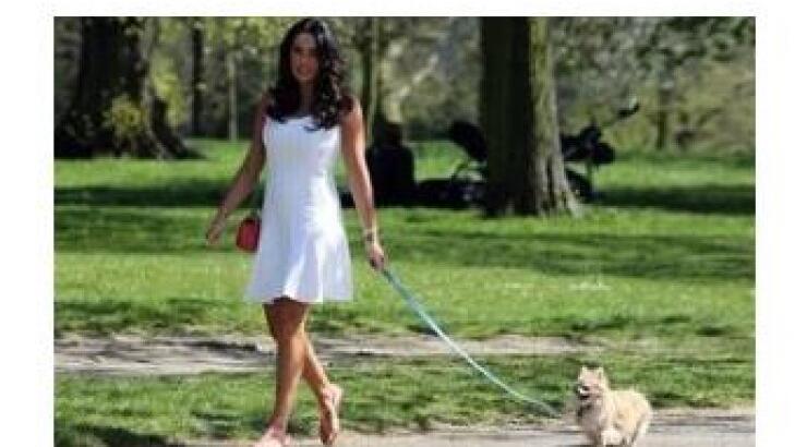 Αφήνει τον γάμο και πάει... το σκυλί της βόλτα 