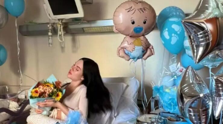 Εξιτήριο από το μαιευτήριο για την Έλενα Τσαγκρινού και τον νεογέννητο γιο της [εικόνες]