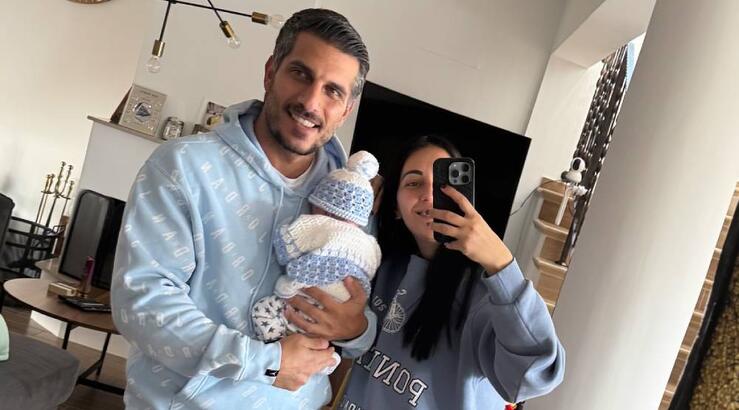 Άλκης – Δέσποινα: Στην εκκλησία με τον μόλις μίας εβδομάδας γιο τους [εικόνες]