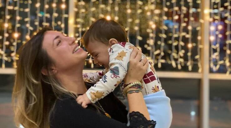 Κρίστυ Παπαδοπούλου: Έσβησε τούρτα αγκαλιά με τον ενός έτους γιο της, Χάρη [εικόνα]