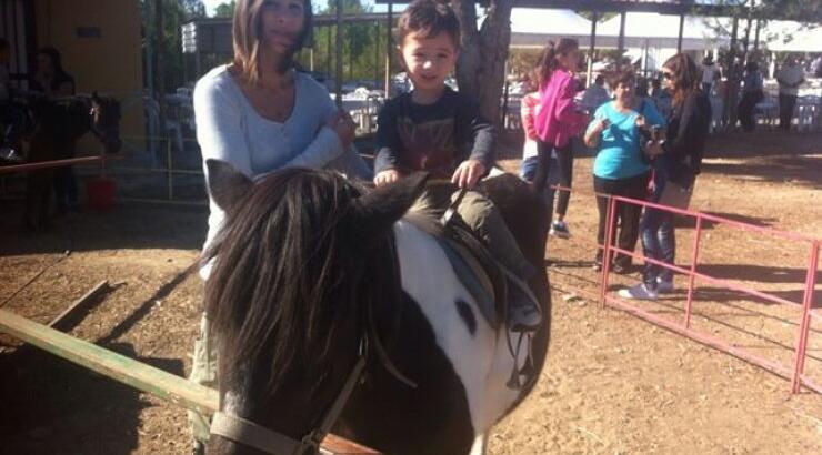 Ίτα Κόση: Σε φιλανθρωπικό bazaar με το γιo της