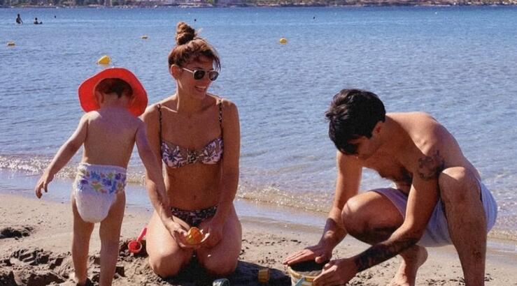 Ίαν Στρατής - Μαίρη Συνατσάκη: Tα παιχνίδια στην παραλία με την κόρη τους, Ολίβια [εικόνες]