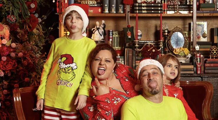 Μαριλένη Σταύρου - Πέτρος Σολωμού: Η χριστουγεννιάτικη φωτογράφηση με τα παιδιά τους [εικόνες]