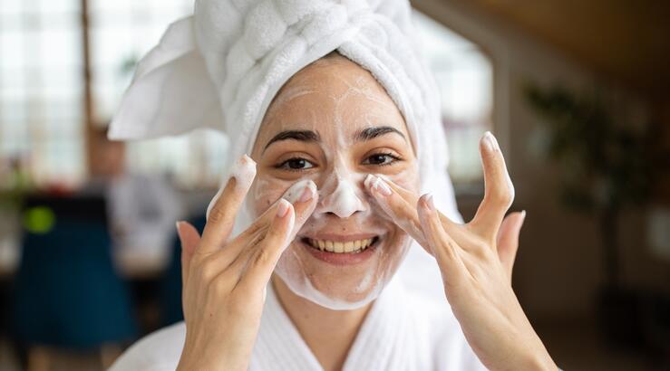 Skincare: Πόσο συχνά πρέπει να πλένουμε το πρόσωπό μας;