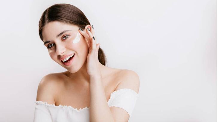 5 συνηθισμένα skincare λάθη που επιβαρύνουν την ακμή