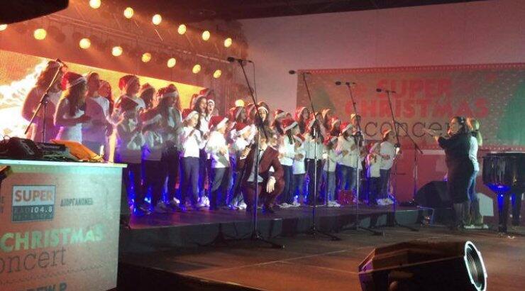 Ο Νίκος Γκάνος τραγουδά χριστουγεννιάτικα τραγούδια στο Super Christmas Concert