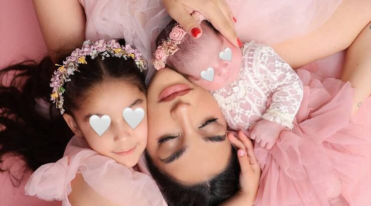 Άντρεα Νικολάου Παναγή: Απαθανάτισε τις δύο της κόρες αγκαλιά [εικόνα]