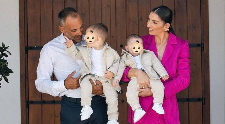 Ελένη Αρτυματά: Φωτογράφισε τους γιους της στην παραλία να παίζουν στην αμμουδιά [εικόνα]