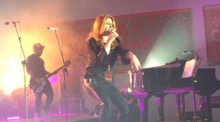 Η Έλενα Παπαρίζου τώρα στη σκηνή του Super Christmas Concert