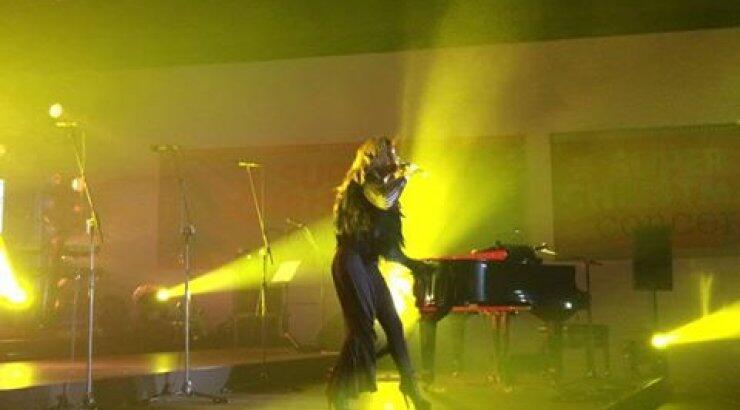 H sexy Ελένη Φουρέιρα στη σκηνή του Super Christmas Concert! [video]