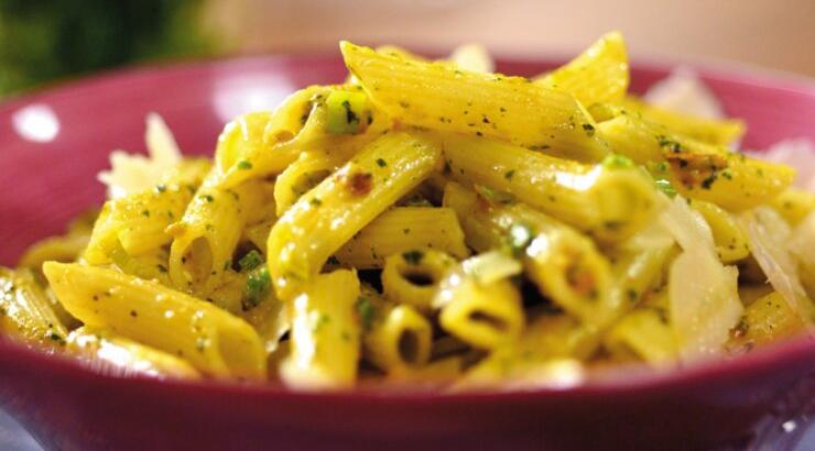 Πέννες με πέστο ντομάτας και τριμμένη παρμεζάνα