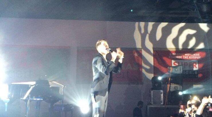Ο Κωνσταντίνος Αργυρός αυτή τη στιγμή στη σκηνή του Super Christmas Concert