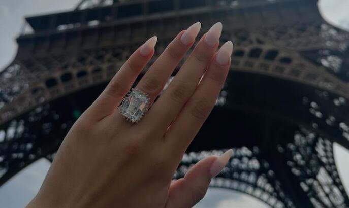 Παντρεύεται αγαπημένο ζευγάρι της ελληνικής showbiz που γνωρίστηκε στην tv: Της έκανε πρόταση γάμου [εικόνες]