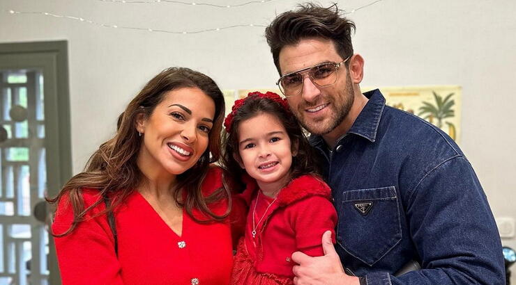 Χατζίδου: O σύζυγος της ντύθηκε δέντρο στη χριστουγεννιάτικη γιορτή της κόρης τους [εικόνες]