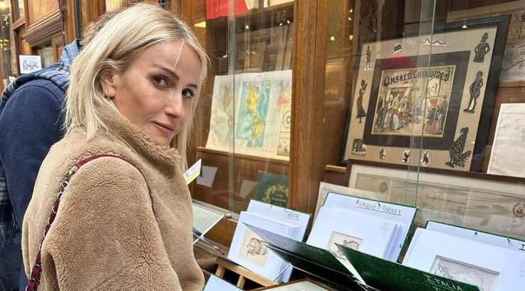 Έμιλυ Γιολίτη: To υπέροχο look της στο Λονδίνο