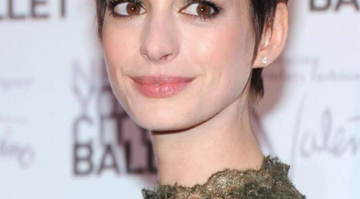 Και το νυφικό της Anne Hathaway θα είναι...