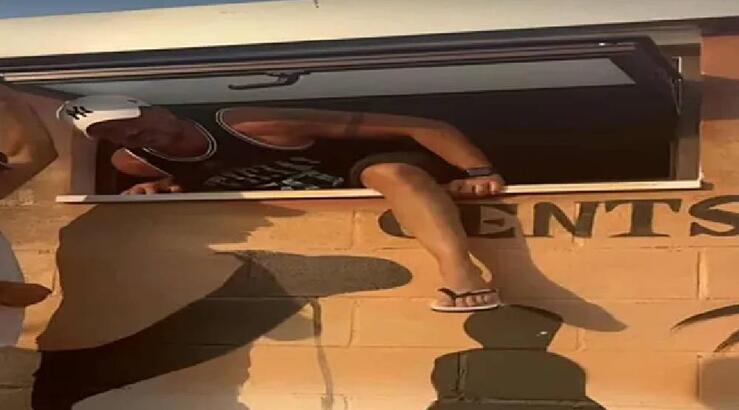 Peter Andre: Το απρόοπτο που του συνέβη κατά τη διάρκεια των διακοπών στην Κύπρο [βίντεο]