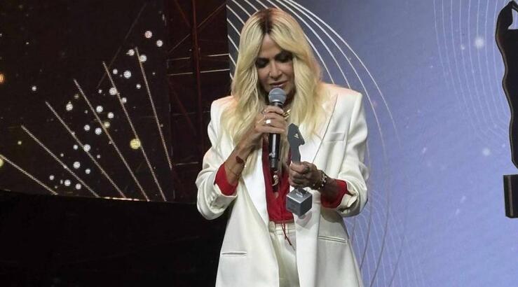 Άννα Βίσση: «Το σπουδαιότερο βραβείο μου το χαρίσατε εσείς κρατώντας με στην κορυφή» [βίντεο]