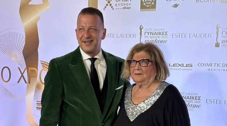 Χρύσανθος Τσουρούλλης: Μαζί με τη μητέρα του στα Madame Figaro Awards [βίντεο]