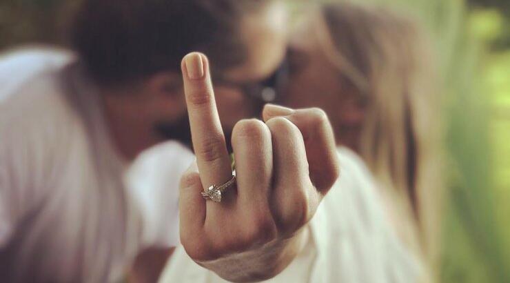 Ζευγάρι της showbiz επιβεβαίωσε το γάμο του με αυτή την ιδιαίτερη φωτογραφία!