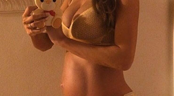 Γέννησε το μοντέλο που είχε κοιλιακούς ακόμα και στην εγκυμοσύνη του [εικόνες]