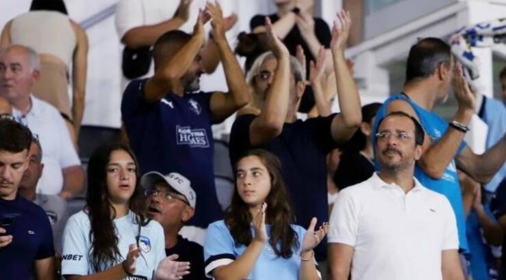 Νίκος Χριστοδουλίδης: Στο γήπεδο μαζί με τις κόρες του παρακολούθησε αγώνα της Pafos fc [εικόνες & βίντεο]