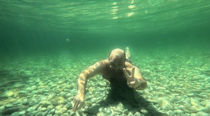 Χρήστος Μιχάλαρος: Καλοκαιρινό μπάνιο στη θάλασσα μαζί με τον πατέρα του [εικόνα]