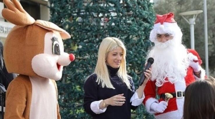 Αννίτα Δημητρίου: Την πετύχαμε να κάνει face paiting σε χριστουγεννιάτικη εκδήλωση για τα παιδιά [εικόνες & βίντεο]