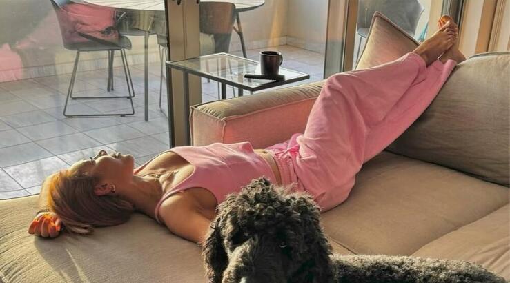 Έξαλλη επώνυμη Κύπρια για τα αρνητικά σχόλια στον γιο της για το χρώμα των ρούχων του