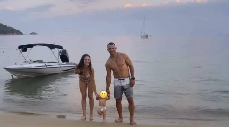 Γιώργος Αγγελόπουλος: Με τη σύζυγο και την κόρη του σε παραλία στη Σκιάθο [βίντεο]