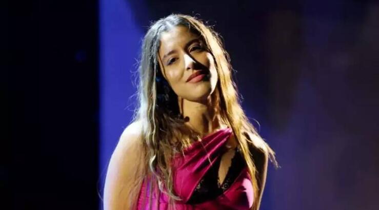 Μαρίνα Σάττι: Ο κούκλος σύντροφός της δεν την έχασε από τα μάτια του ενώ τραγουδούσε [εικόνες]