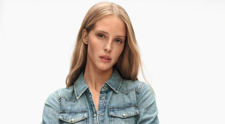 Denim Redefined: Η Abby Champion και ο Damson Idris πρωταγωνιστούν στην Καμπάνια Spring 2025 της Tommy Hilfiger