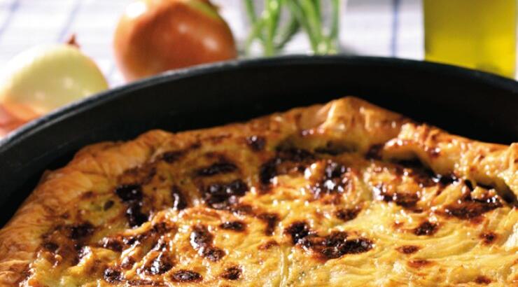 Ανοιχτή κρεμμυδόπιτα με τυριά