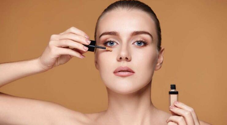 Το έξυπνο make up hack για να "σβήσεις" τους μαύρους κύκλους 