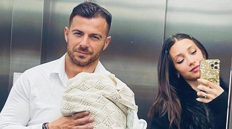 Γιώργος Αγγελόπουλος - Δήμητρα Βαμβακούση: Στην παραλία με την κόρη τους [εικόνα]