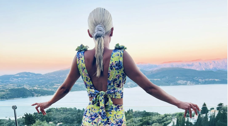 Kύπρια socialite πόζαρε με μαγιό και αποκάλυψε την εγκυμοσύνη της [εικόνες]