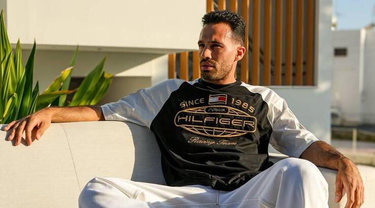 Ο Tio Ellinas οδηγεί το στυλ στα άκρα με τη συλλογή Tommy Hilfiger APXGP 