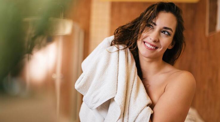 Λούσιμο το πρωί ή το βράδυ; Δες τι είναι καλύτερο για τα μαλλιά σου