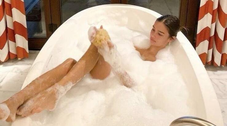 Μια ολοκληρωμένη ρουτίνα περιποίησης σώματος και χαλάρωσης με φυσικά προϊόντα