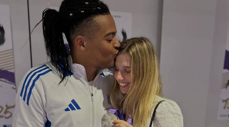 Εμμανουήλ Καραλής: Έτρεξε στη σύντροφό του και αντάλλαξαν ένα τρυφερό φιλί μετά την κατάκτηση του αργυρού 