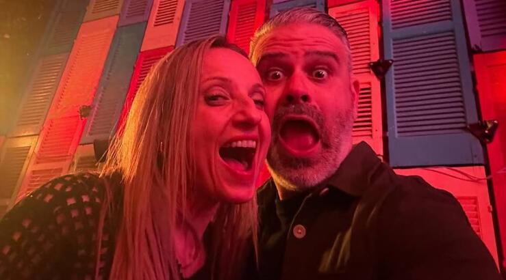 Λούης Πατσαλίδης: Πήρε το μικρόφωνο και τραγoύδησε σε βραδινή έξοδο με την Αστέρω 